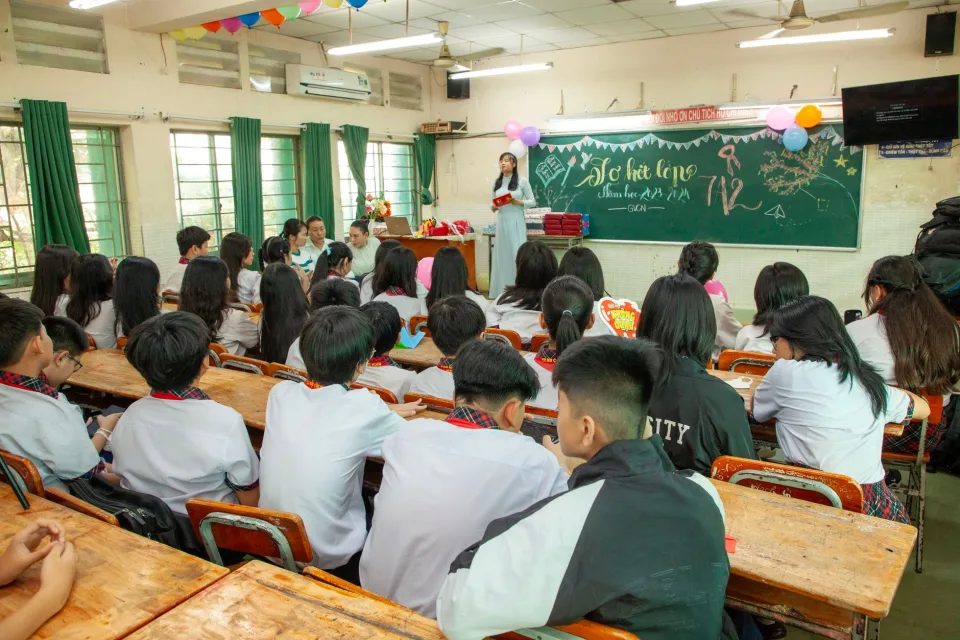 Kệ sách và học liệu